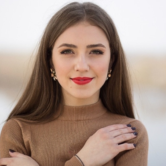 Just In! 🆕 DANICA Crystal Statement Earrings - Picture 5 of 7